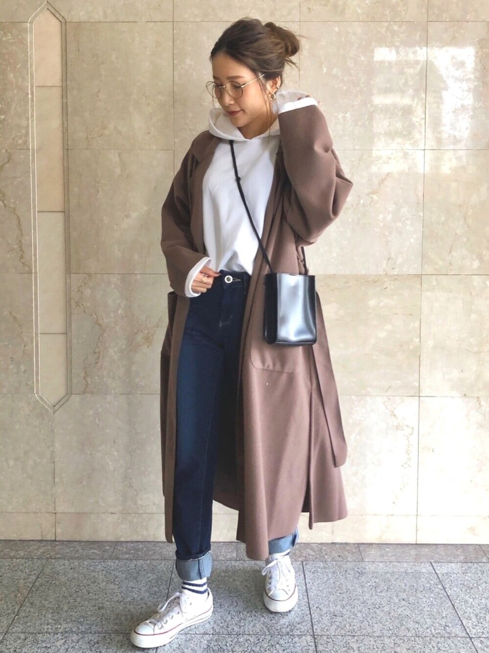 「きれいめカジュアル、大人カジュアル、ママコーデ、UNIQLO、ゆるコーデ、パーカー、ビッグシルエット、プチプラ、オーバーコート、メガネ女子」｜「moment+のオーバーサイズロングガウンコート（チェスターコート、ブラウン系）」を使った、𝒉𝒊𝒓𝒐さん（レディース・159cm）の秋コーディネートの1枚目の写真