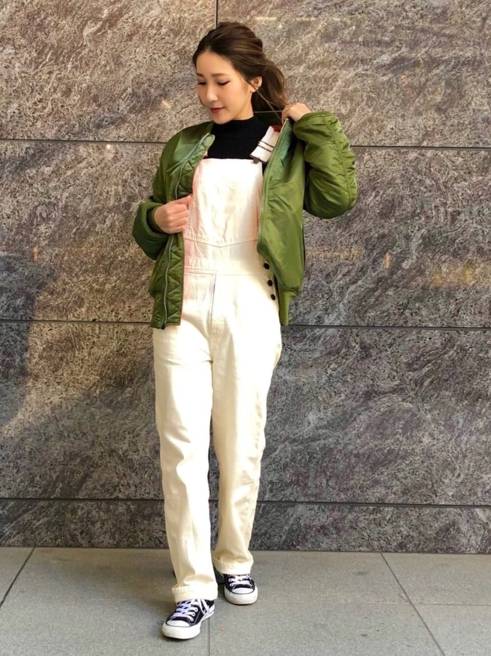 「大人カジュアル、オーバーオール、冬コーデ、スニーカーコーデ、カジュアルコーデ、今日のコーデ、ootd、ミリタリー、ストリート、ママコーデ」｜「ALPHAの【ユニセックス対応】定番 MA-1 ナイロンジャケット（MA-1、ブラウン系）」を使った、𝒉𝒊𝒓𝒐さん（レディース・159cm）の冬コーディネートの1枚目の写真