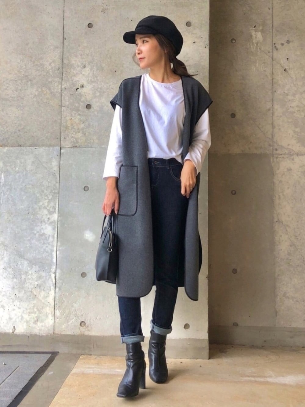 グレー系のジャケット/アウター、ホワイト系のTシャツ/カットソー、ブルー系のデニムパンツを着用したレディースの秋コーディネートの1枚目の写真