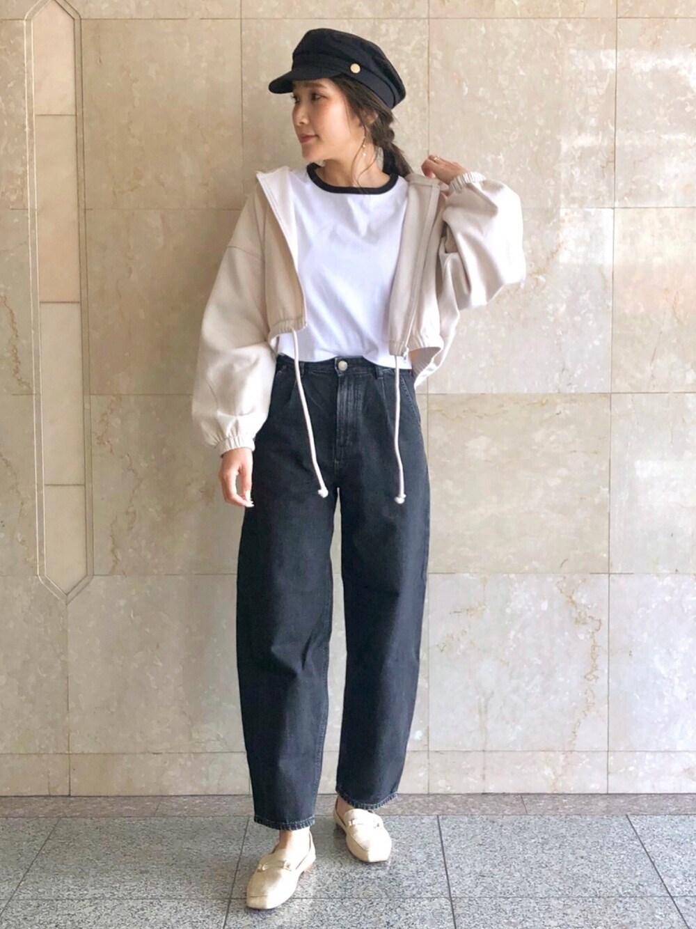 ベージュ系のパーカー、ホワイト系のTシャツ/カットソー、ブラック系のデニムパンツを着用したレディースの春コーディネートの1枚目の写真