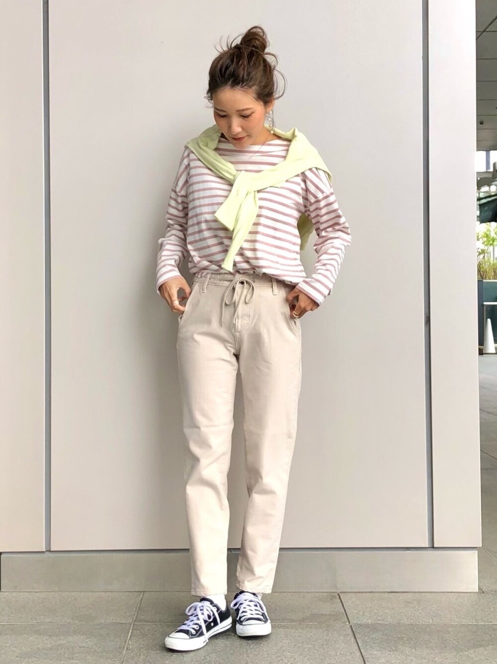 「春コーデ、ママコーデ、プチプラ、春カラー、大人カジュアル、カラーパンツ、淡色コーデ、カーディガン、コンバース、ゆるコーデ」｜「UNIQLOのUVカットスーピマコットンクルーネックカーディガン（長袖）（カーディガン/ボレロ、イエロー系）」を使った、𝒉𝒊𝒓𝒐さん（レディース・159cm）の春コーディネートの1枚目の写真