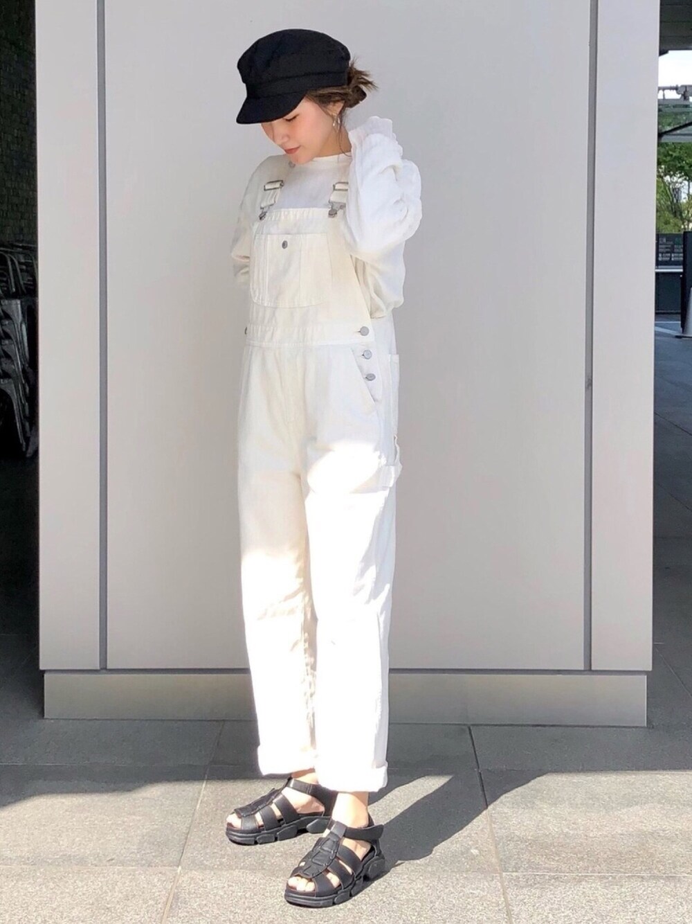 ホワイト系のTシャツ/カットソー、ホワイト系のTシャツ/カットソー、ホワイト系のサロペット/オーバーオールを着用したレディースの春コーディネートの1枚目の写真