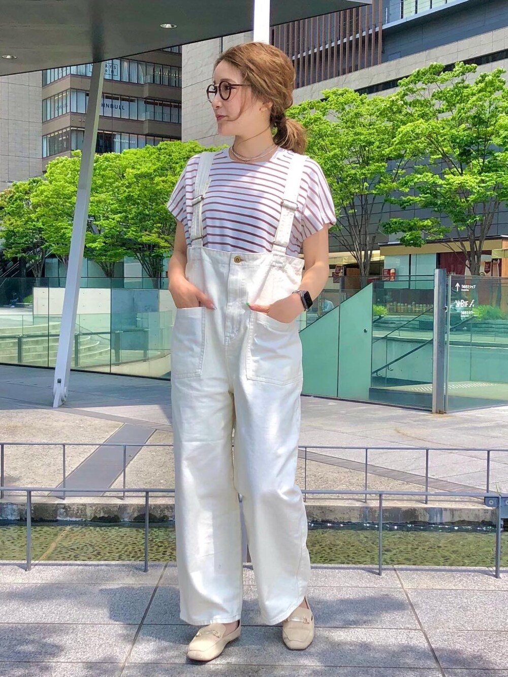 「サロペット、休日スタイル、大人カジュアル、ママコーデ、シンプルコーデ、ローファー、プチプラ、スクエアトゥ、ボーダー、カラーパンツ」｜「SOMETHINGのSOMETHING レースアップサロペット（サロペット/オーバーオール、ホワイト系）」を使った、𝒉𝒊𝒓𝒐さん（レディース・159cm）の夏コーディネートの1枚目の写真