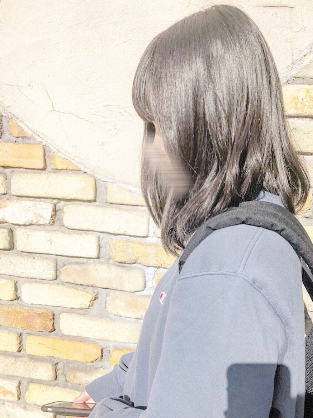 ブルー系のスウェット、ブラック系のバックパック/リュック、その他のその他を着用したレディースの秋コーディネートの1枚目の写真