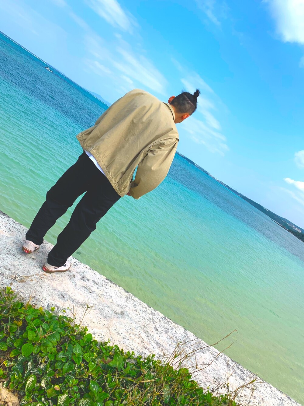 ベージュ系のその他アウター、ブラック系のパンツ、ピンク系のスニーカーを着用したメンズの春コーディネートの1枚目の写真