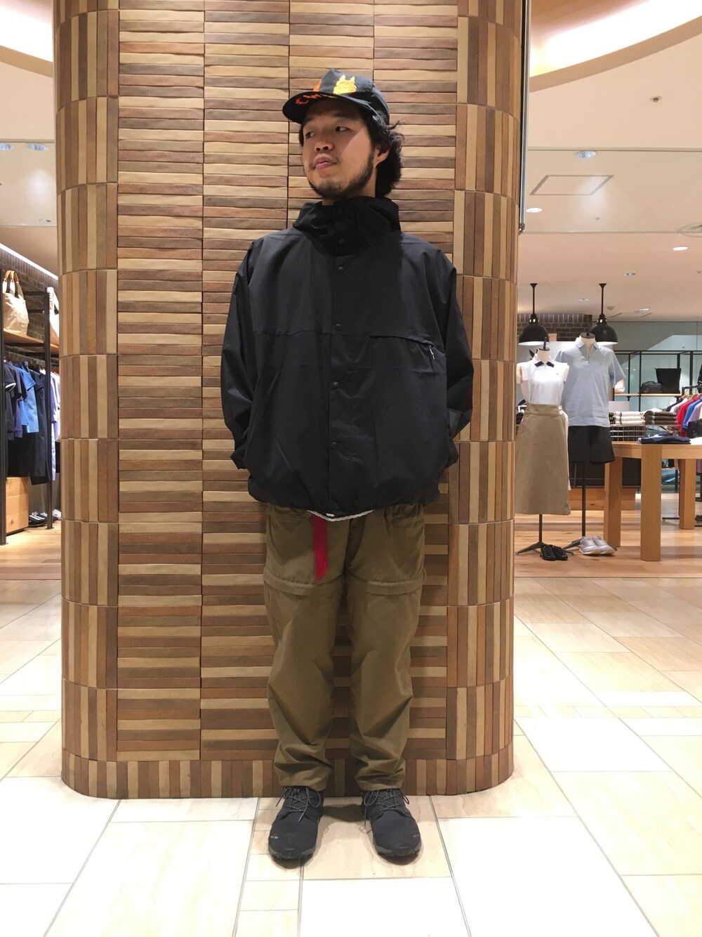 「ラフ、スニーカー、BEAVER、BEAVER名古屋、ootd、POLeR OUTDOOR STAFF、BURLAP OUTFITTER、THOUSAND MILE、inov8、ナイロンジャケット」｜「BURLAP OUTFITTERのBURLAP OUTFITTER/バーラップアウトフィッター　TEN THOUSAND PARKA（マウンテンパーカー、ブラック系）」を使った、Kato Taroさん（メンズ・164cm）の夏コーディネートの1枚目の写真