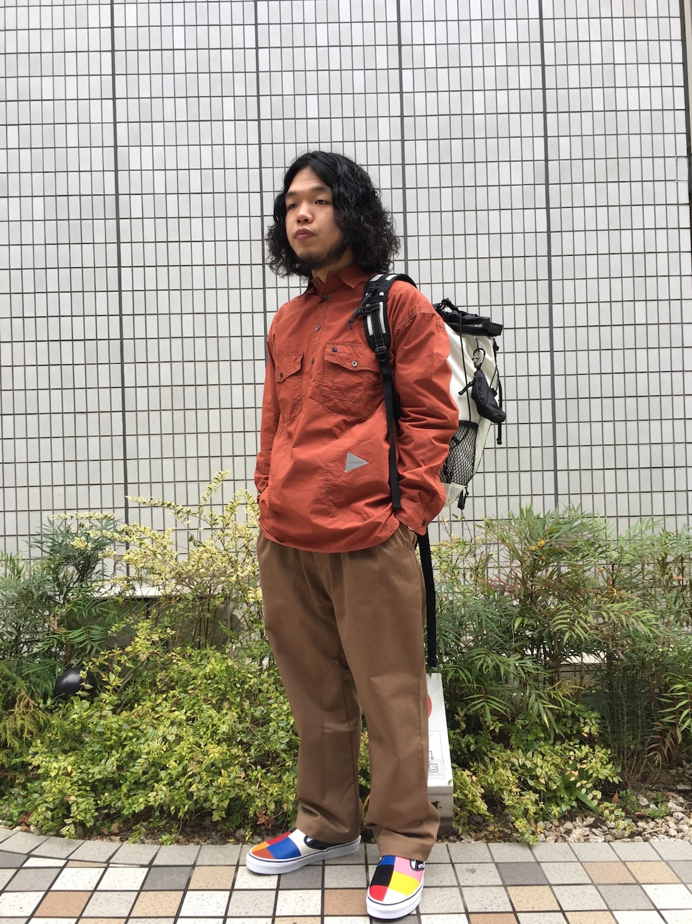 「BEAVER、BEAVER名古屋、and wander、MANASTASH、VANS、シンプル、今日のコーデ、きれいめカジュアル、シャツ、スニーカー」｜「and wanderのcordura typewriter long sleeve shirts（シャツ/ブラウス、ブラウン系）」を使った、Kato Taroさん（メンズ・164cm）の冬コーディネートの1枚目の写真