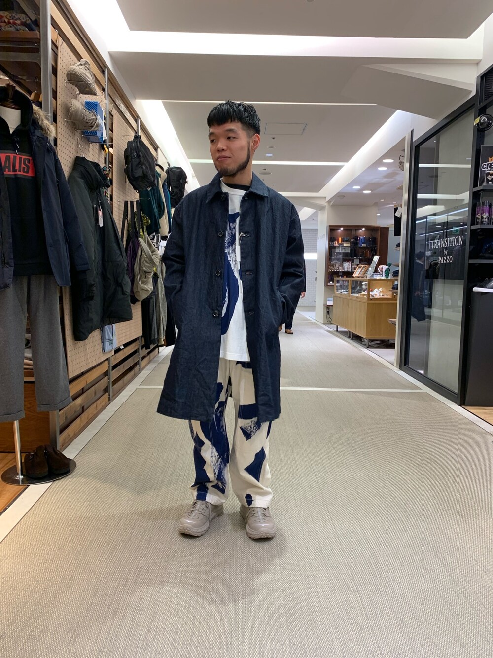 「BEAVER、BEAVER池袋、HOKAONEONE、bohemians、ブルーコーデ、コート、キレイめ、冬コーデ、オトナカジュアル、カジュアルコーデ」｜「SPELLBOUNDのSPELLBOUND/スペルバウンド　WIDE COAT ワイドコート（ステンカラーコート、ブルー系）」を使った、Kato Taroさん（メンズ・164cm）の秋コーディネートの1枚目の写真