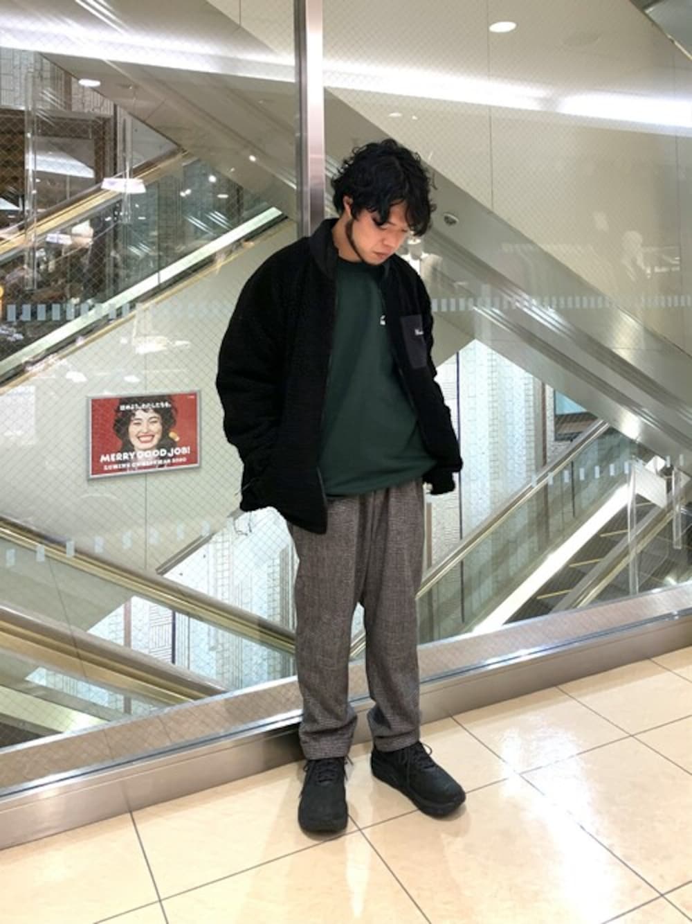 グレー系のその他パンツ、グリーン系のスウェット、ブラック系のブルゾンを着用したメンズの秋コーディネートの1枚目の写真