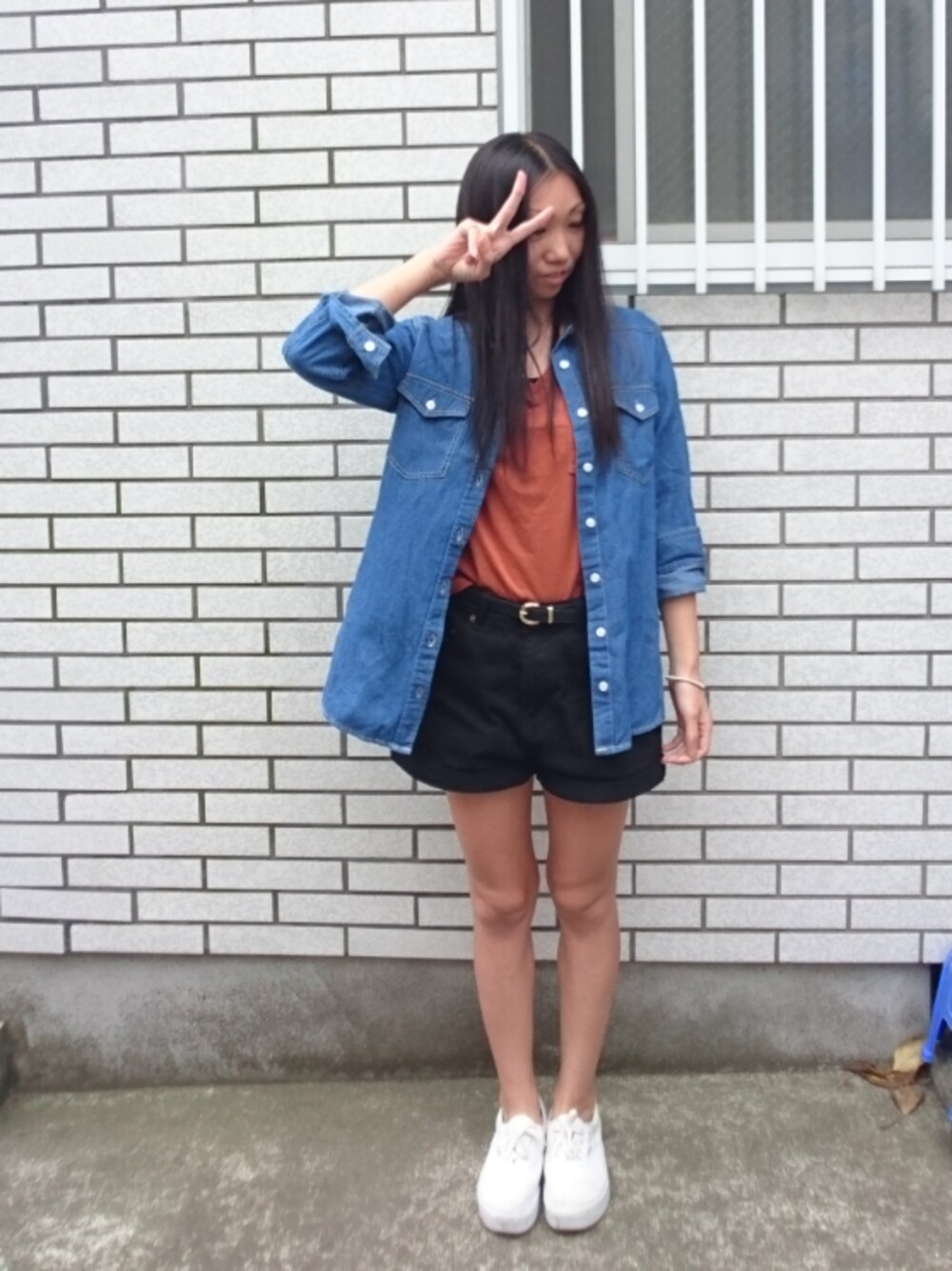 「大人カジュアル、カジュアルコーデ、シンプル、スニーカーコーデ、デニムシャツ、テラコッタ、Tシャツ、ブラック、ショートパンツ、白スニーカー」｜「INGNIのデニムシャツ/レディーストップス-2017ＳＳ-（シャツ/ブラウス、ブルー系）」を使った、yayoさん（レディース・153cm）の春コーディネートの1枚目の写真