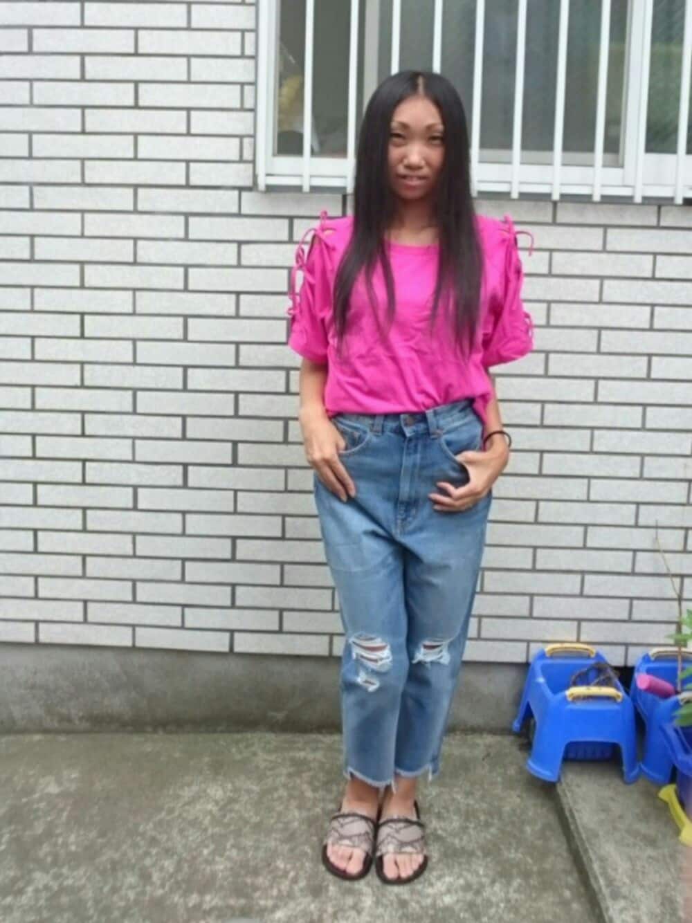 ピンク系のTシャツ/カットソー、ベージュ系のサンダル、ブルー系のデニムパンツを着用したレディースの夏コーディネートの1枚目の写真