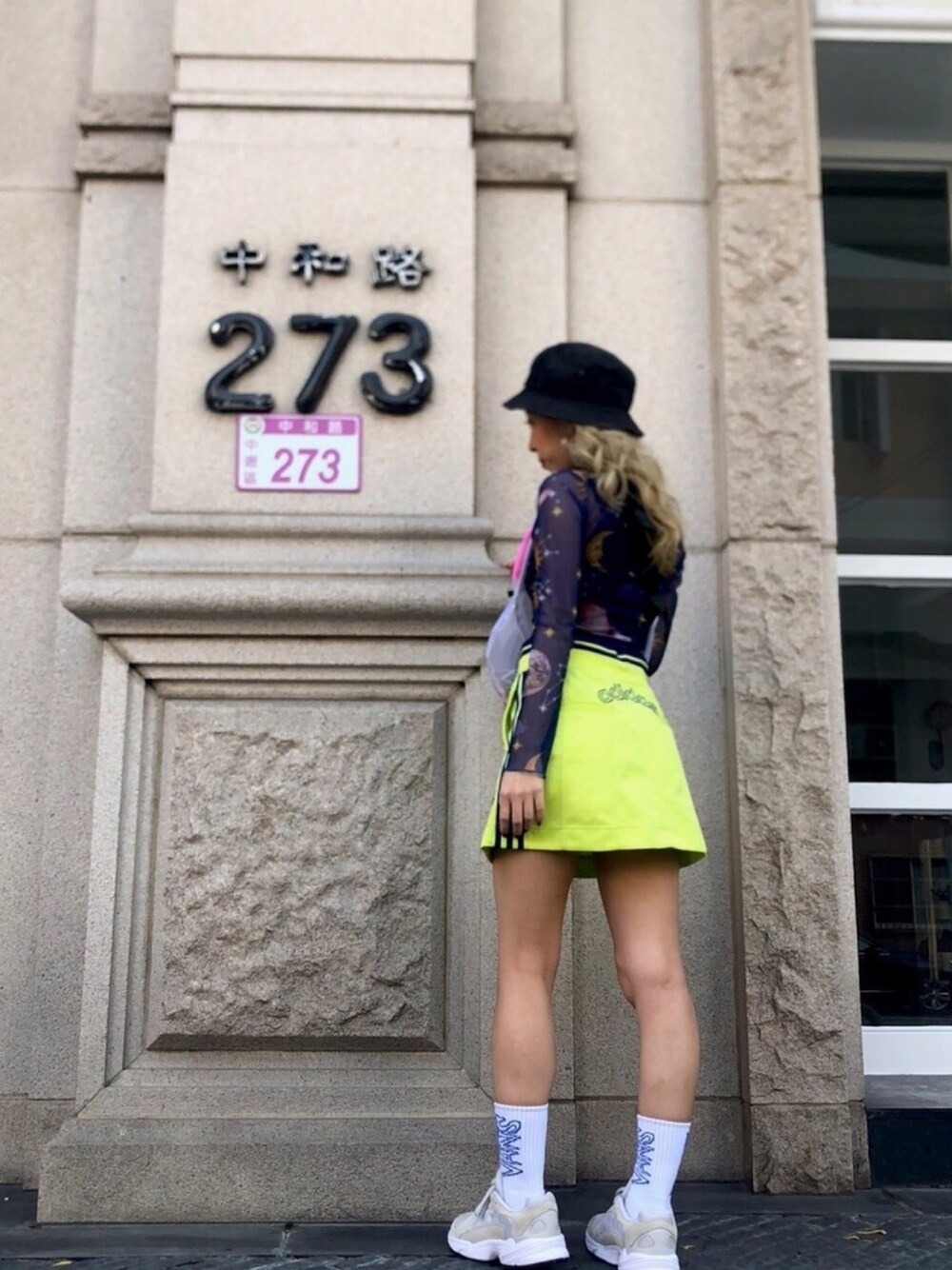 「スニーカーコーデ、シースルートップス、おしゃれさんと繋がりたい、ootd、スボーツミックス、メンズライク、カラーコーデ、adidas」｜「adidasのアイテム（スカート、グリーン系）」を使った、MOMOKAさん（レディース・160cm）の夏コーディネートの1枚目の写真