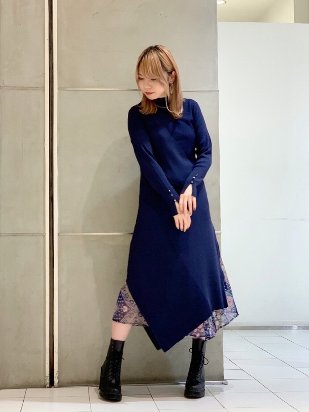 「ニットワンピース、レイヤードスタイル、大人カジュアル、休日スタイル、大人女子、ロングワンピース、秋服、カジュアルコーデ、大人かわいい、秋コーデ」｜「LOVELESSのサイドZIP ニット ドレス（ワンピース、ブルー系）」を使った、Ito Harukaさん（レディース・160cm）の秋コーディネートの1枚目の写真