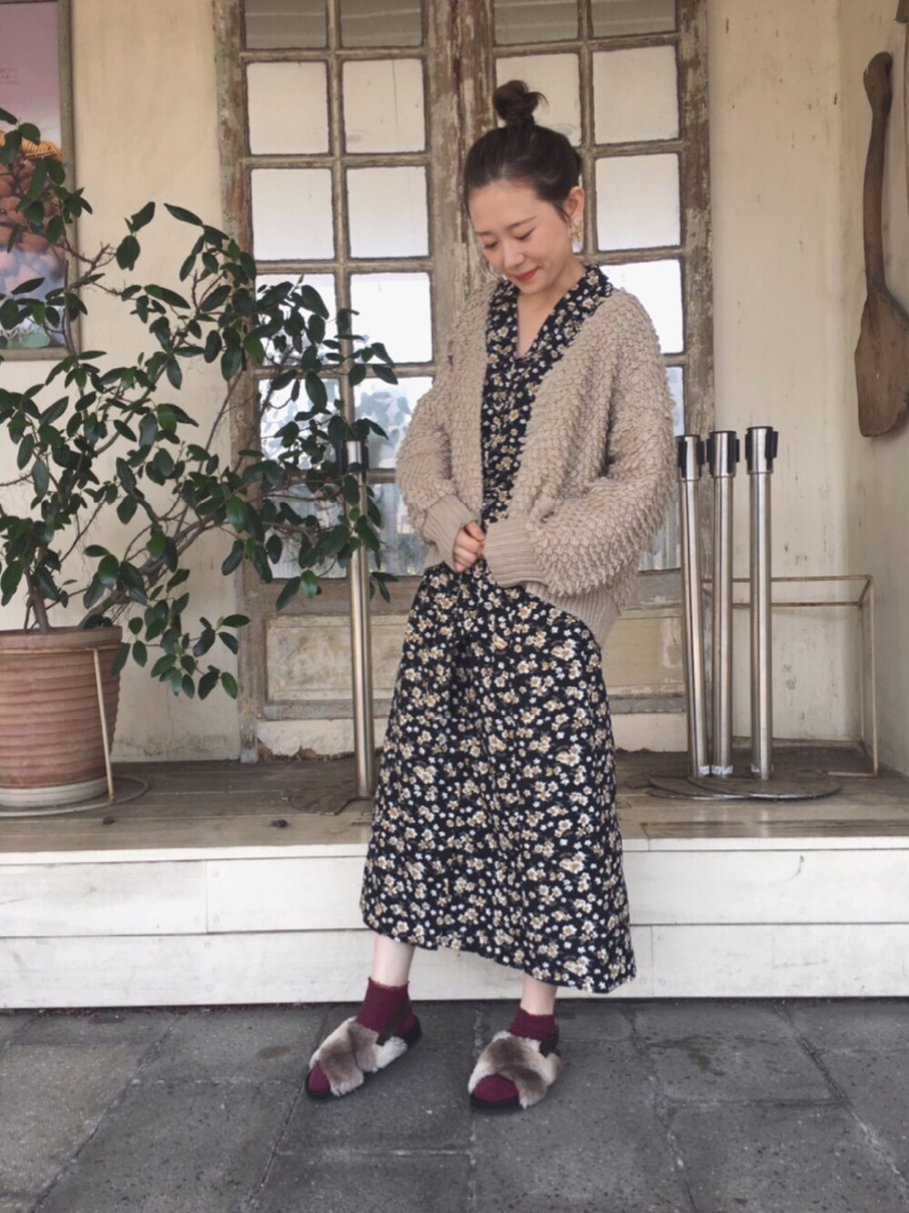 「ループ編みカーディガン、ワンピース、earth music&ecology、アウター」｜「earth music&ecologyの・開襟花柄ガウンワンピース（ワンピース、ブラック系）」を使った、aoiさん（レディース・155cm）の秋コーディネートの1枚目の写真