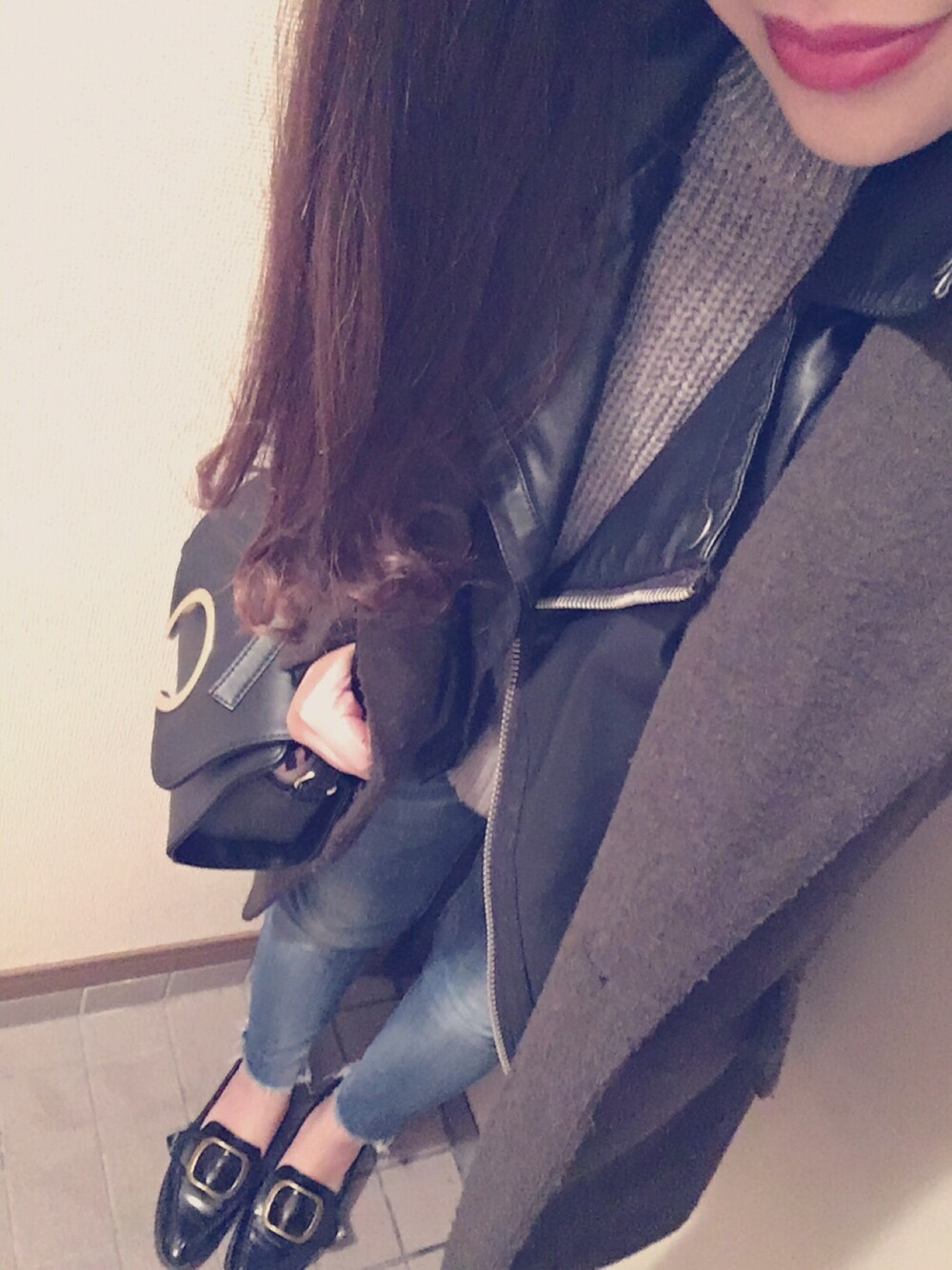 ブラック系のローファー、ブルー系のデニムパンツ、グリーン系のチェスターコートを着用したレディースの冬コーディネートの1枚目の写真