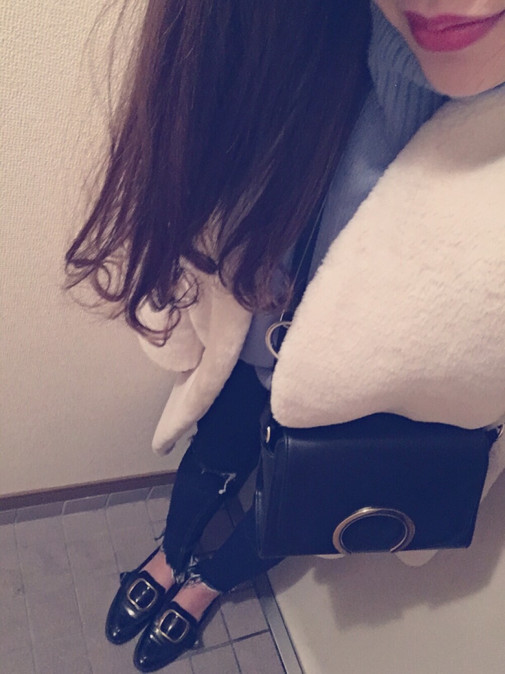 「outfit、ootd、オトナカジュアル、ローファー、ファーコート、ブルーニット、水色、カロスキル、iPhoneケース、ブラウン」｜「LOWRYS FARMの７Ｇスタンドネックプルオーバー　729868 （ニット/セーター、ブルー系）」を使った、みーる♛♡﻿さん（レディース・157cm）の冬コーディネートの1枚目の写真