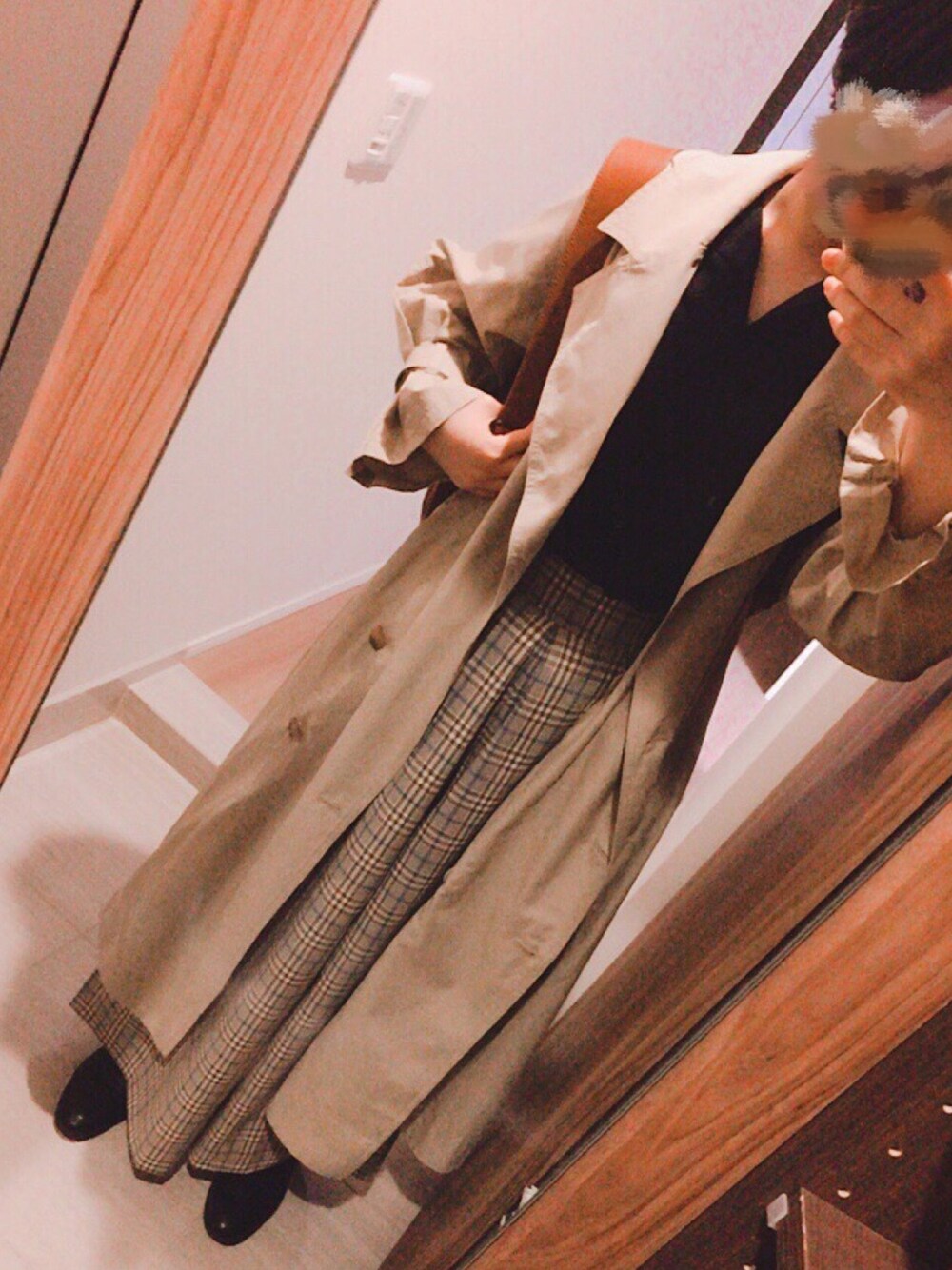 「春コーデ、トレンチコート、wcloset、古着、リュック、earth music&ecology、ワイドパンツ、チェックパンツ、UNIQLO」｜「earth music&ecologyのアイテム（その他シューズ、ブラック系）」を使った、し ほさん（レディース・154cm）の春コーディネートの1枚目の写真