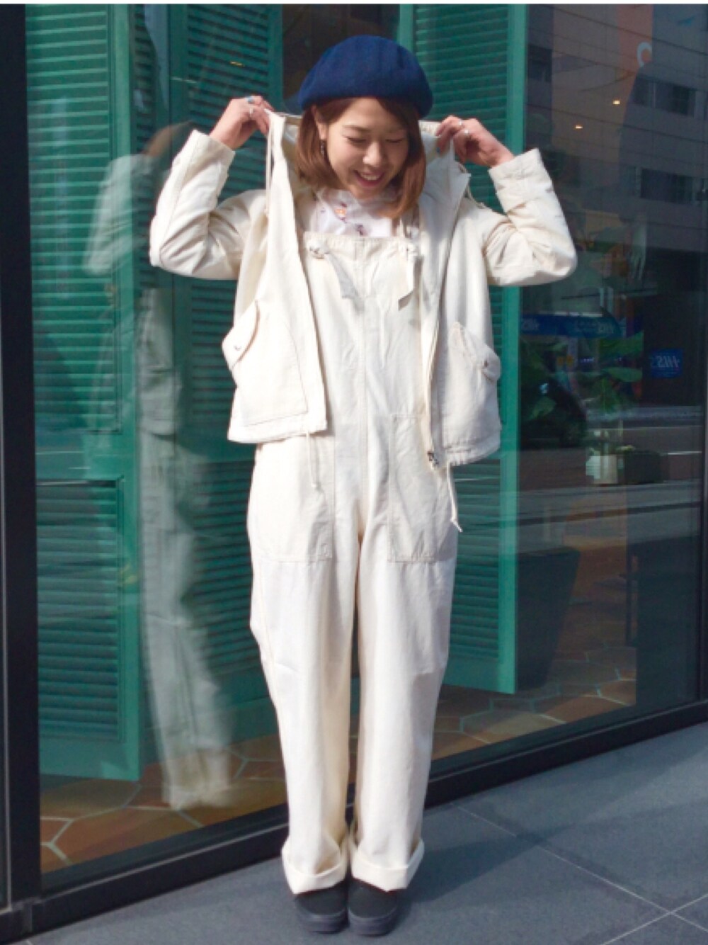 「ラクチンコーデ、春コーデ、BEAMS BOY、BEAMS、VANS、オーバーオール、ヨットパーカー、ベレー帽」｜「BEAMS BOYのBEAMS BOY / シャンブレー US ARMY　オーバーオール（サロペット/オーバーオール、ベージュ系）」を使った、Emika Abeさん（レディース・162cm）の冬コーディネートの1枚目の写真