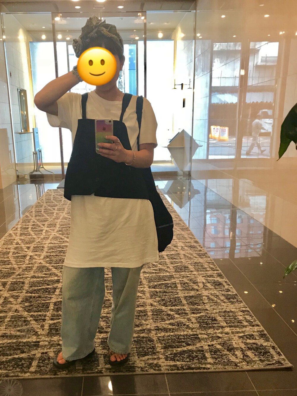 「夏コーデ、カジュアルコーデ、ワンピース×デニム、Tシャツワンピ、BEAMS、BEAMS BOY、Ray BEAMS、chaco、ベスト、ストールぐるぐる」｜「BEAMS BOYのOZ CREATION / バティック柄 ストール（ストール/ショール、グリーン系）」を使った、Emika Abeさん（レディース・162cm）の夏コーディネートの1枚目の写真