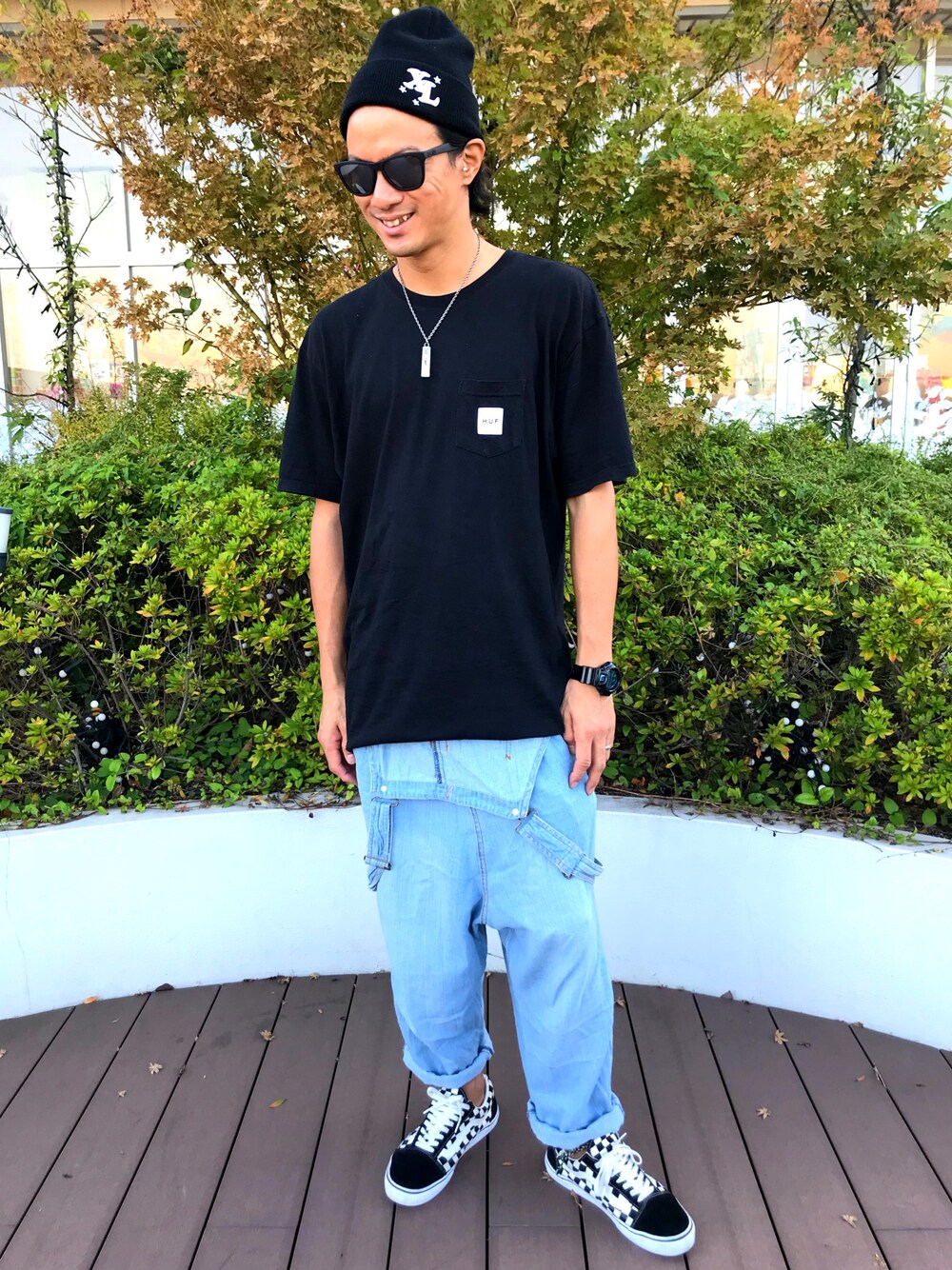 「スポーツMIX'18秋、ストリート、オーバーオール、ビッグシルエット、HUF、XLARGE、VANS、stussy、DANGSHADES」｜「XLARGEのアイテム（ニットキャップ/ビーニー、ブラック系）」を使った、魔裟さん（メンズ・180cm）の秋コーディネートの1枚目の写真