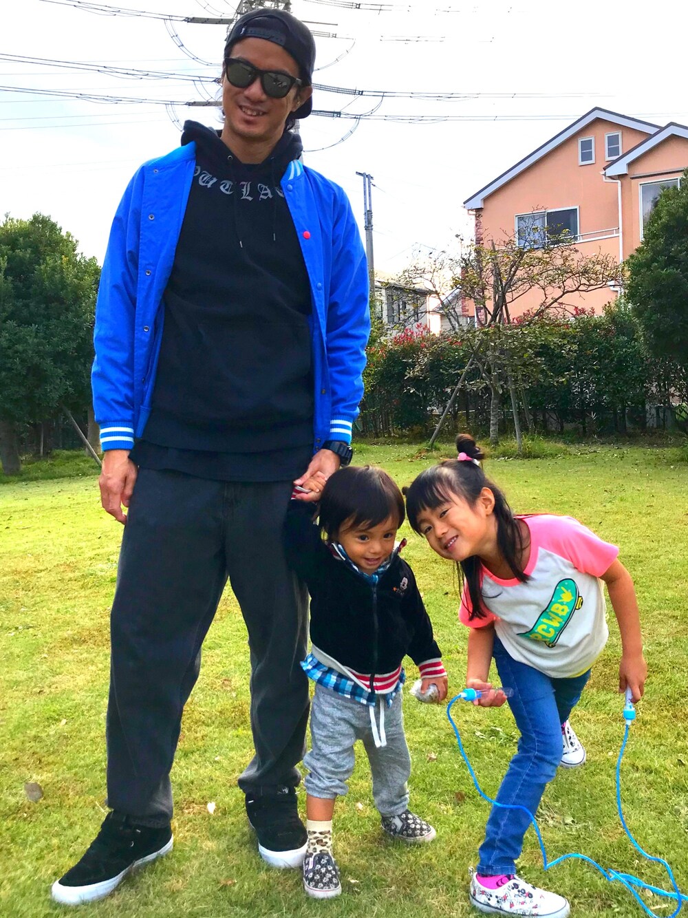 「ストリート服が好き、ストリート、バーシティジャケット、スタジャン、パーカー、stussy、ilie life、FREAK’Ｓ STORE、VANS、親子コーデ」｜「STUSSYのStock Pigment Cap（キャップ、ブラック系）」を使った、魔裟さん（メンズ・180cm）の秋コーディネートの1枚目の写真