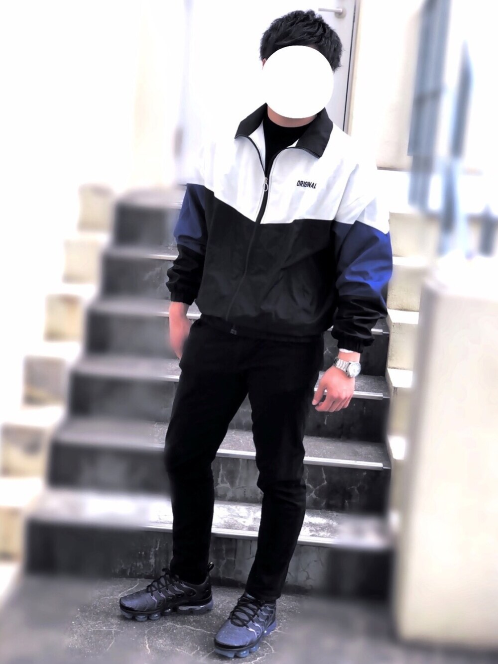 ブラック系のニット/セーター、その他のナイロンジャケット、ブラック系のデニムパンツを着用したメンズの春コーディネートの1枚目の写真