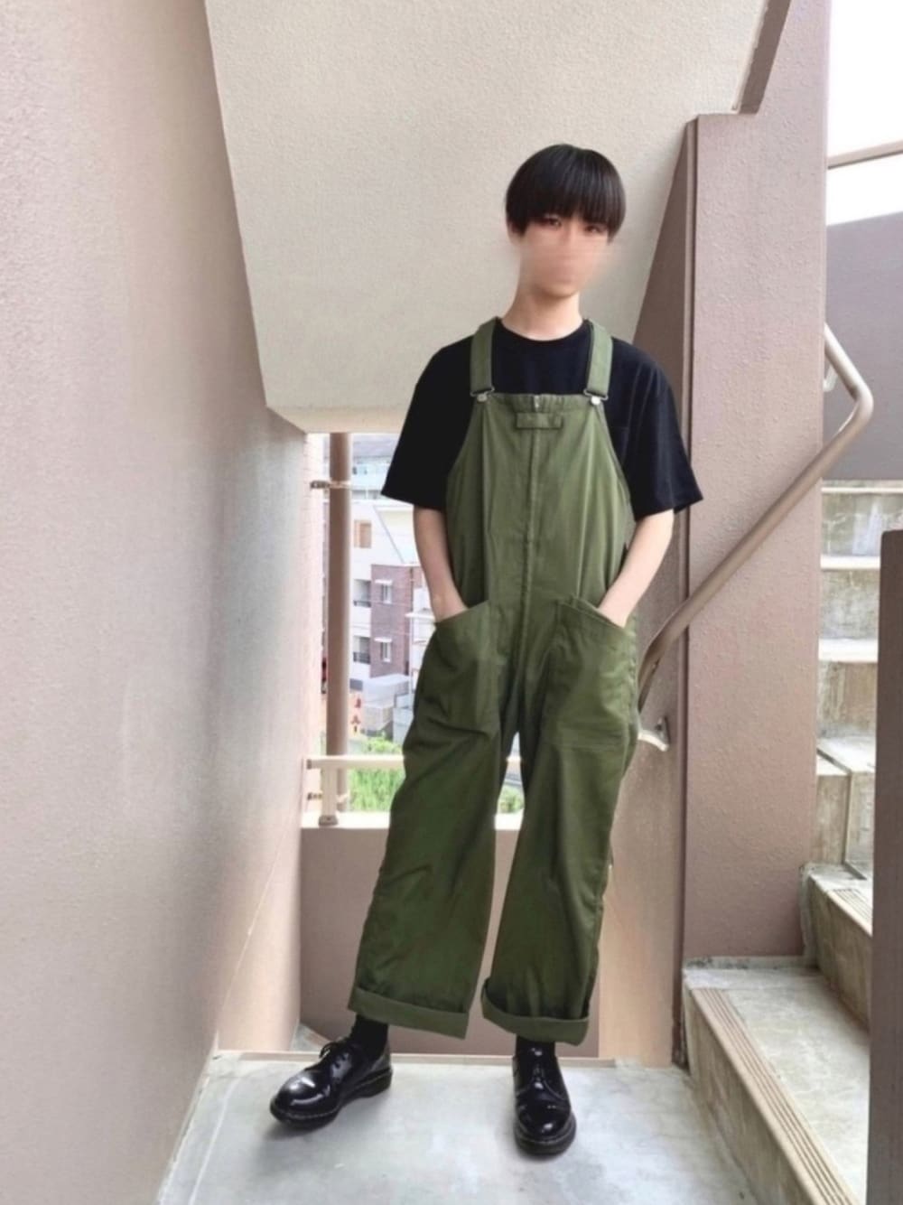 「休日スタイル、カジュアルコーデ、オーバーオール、プチプラ、カーキ、黒、Tシャツ、夏コーデ、緑、Dr.Martens」｜「RAGEBLUEの綿麻チノオーバーオール/873794（サロペット/オーバーオール、グリーン系）」を使った、Chrisさん（メンズ・175cm）の夏コーディネートの1枚目の写真