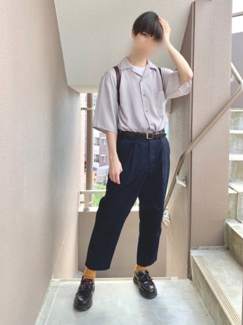 「夏、夏コーデ、きれいめカジュアル、シャツスタイル、革靴、タックイン、グレー、ネイビー、Dr.Martens、HARE」｜「B:MING by BEAMSのビーミング by ビームス / リブ クウォーター ソックス（ソックス/靴下、イエロー系）」を使った、Chrisさん（メンズ・175cm）の夏コーディネートの1枚目の写真