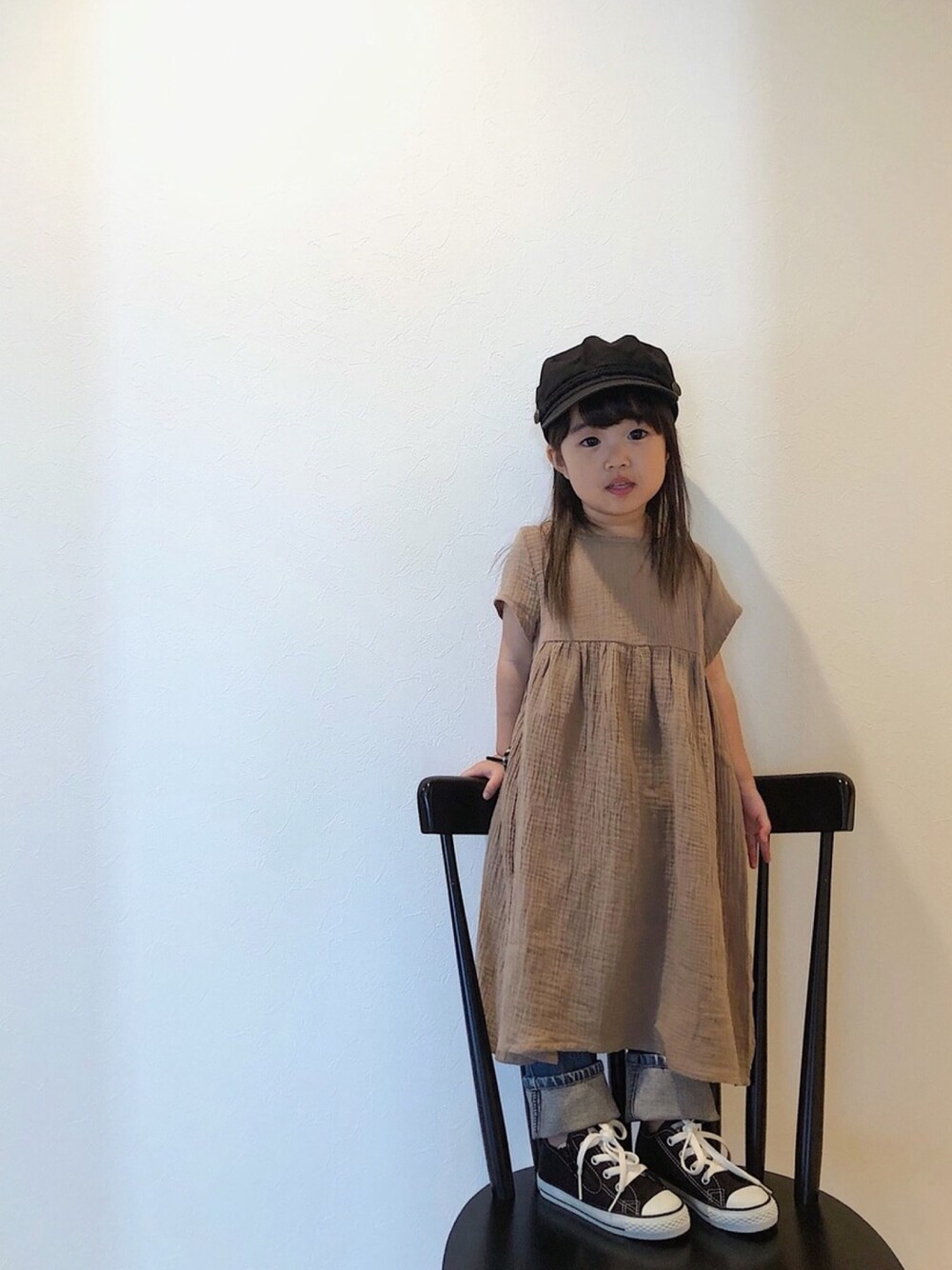 「夏、シンプル、ワンピース、ワンピース×スニーカー、キッズコーデ、シンプルコーデ、デニム、petit main、コンバース、古着」｜「petit mainのマリンキャップ（キャスケット、ブラック系）」を使った、YURIさん（キッズ・74cm）の夏コーディネートの1枚目の写真