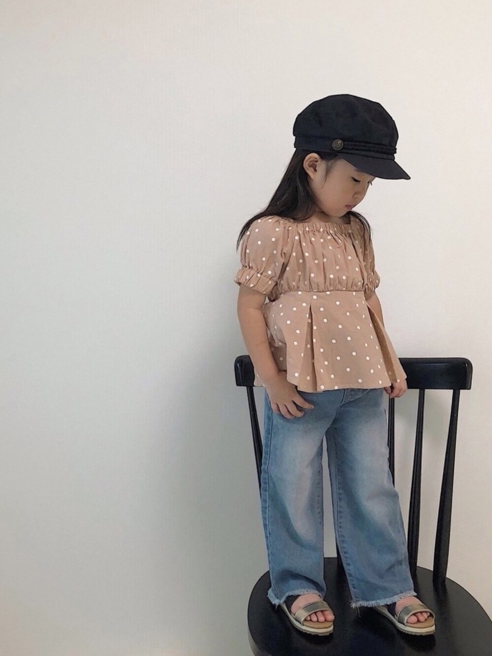 「夏コーデ、ベージュ、キッズコーデ、kids、デニム、ワイドパンツ、サンダル、petit main、GLOBAL WORK、女の子コーデ」｜「petit mainのマリンキャップ（キャスケット、ブラック系）」を使った、YURIさん（キッズ・90cm）の夏コーディネートの1枚目の写真