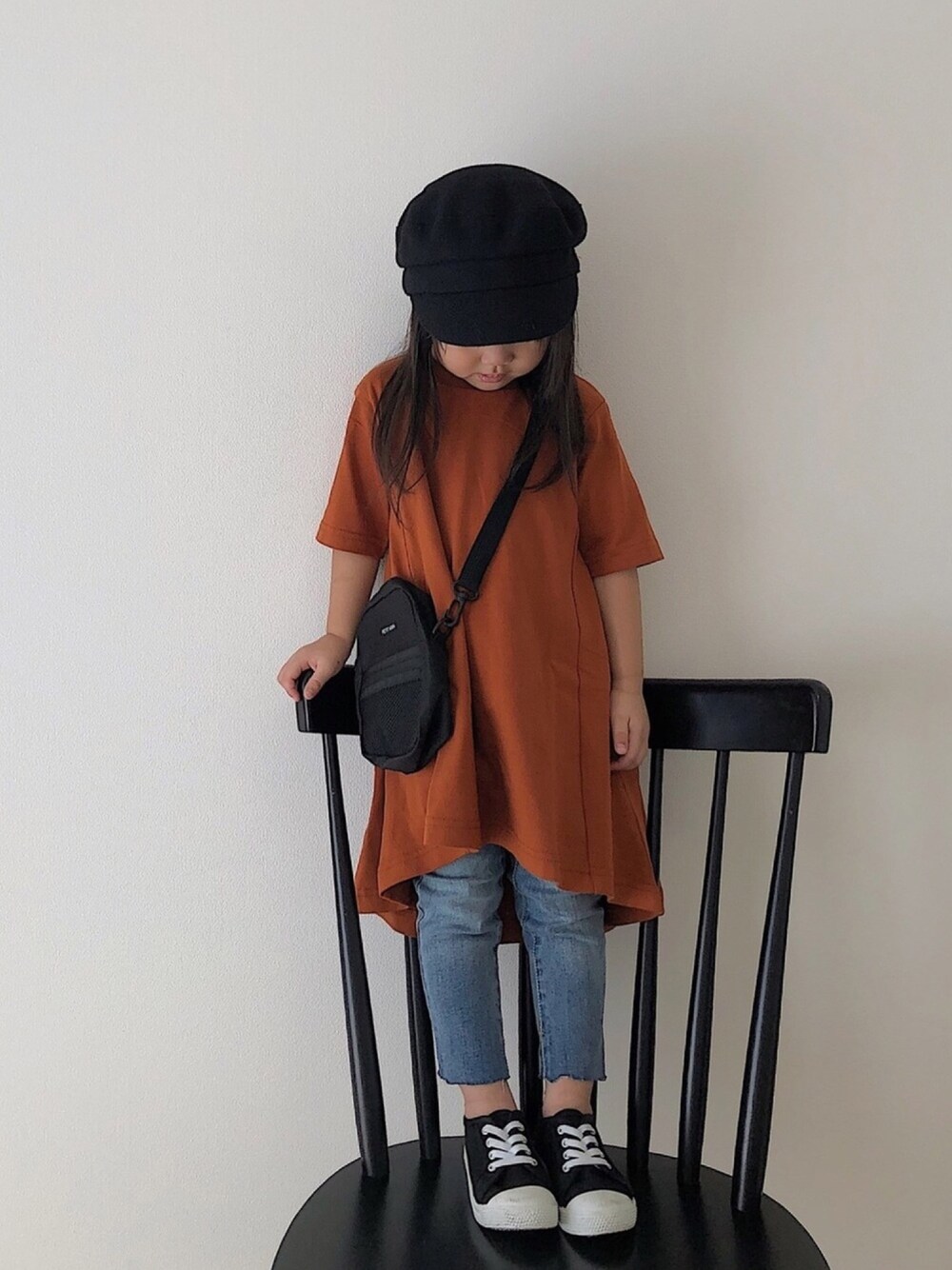 「キッズコーデ、キッズファッション、ブランシェス、Branshes、プティマイン、petit main、キャスケット、スニーカー、ワンピース、デニム」｜「BRANSHESのシンプルキャスケット（キャスケット、ブラック系）」を使った、YURIさん（キッズ・90cm）の夏コーディネートの1枚目の写真