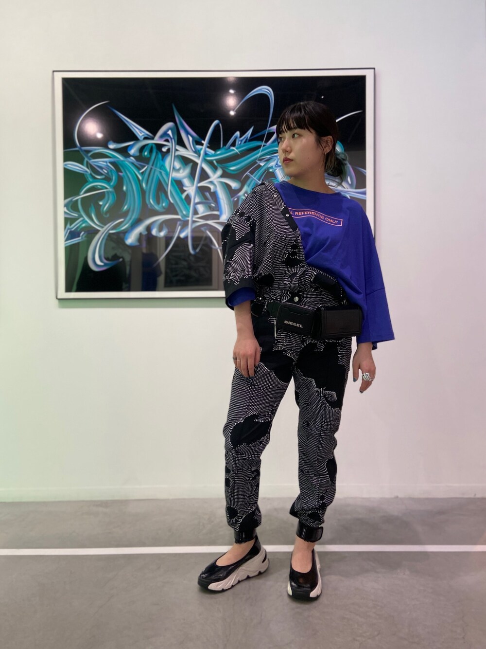 「シャツ好き集まれ、ラクチンコーデ、パンツスタイル、低身長、ワントーンコーデ、スニーカー、メンズライク、セットアップ、半袖シャツ、柄シャツ」｜「DIESELのレディース Tシャツ　リラックスフィットコットンジャージーTシャツ（Tシャツ/カットソー、ブルー系）」を使った、長谷川 美月さん（レディース・154cm）の夏コーディネートの1枚目の写真