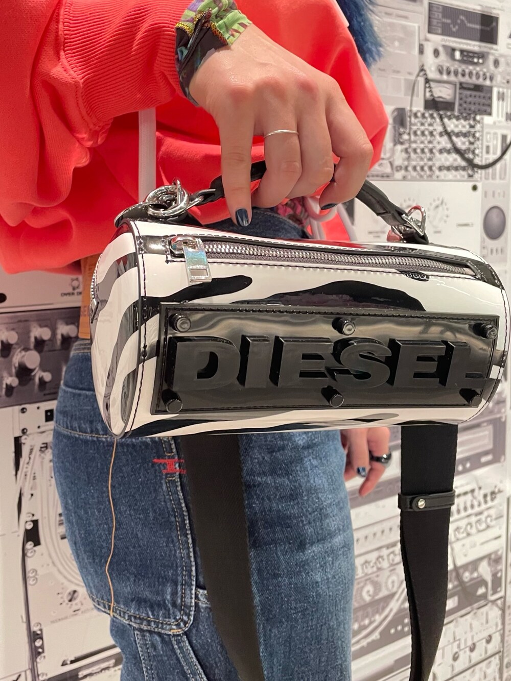 DIESELのショルダーバッグを使った「ゼブラ柄」の人気ファッション 