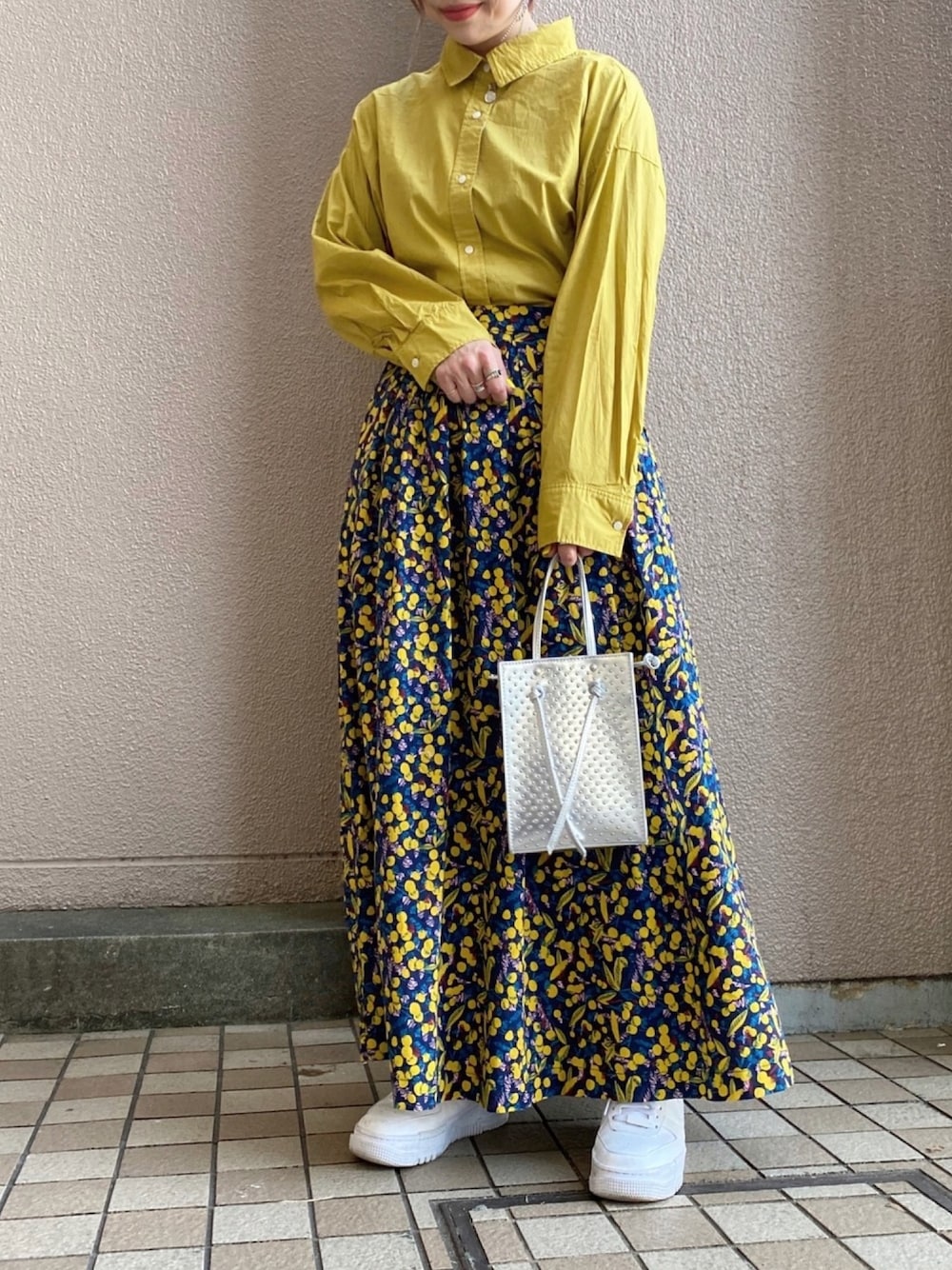 「オトナカジュアル、ママコーデ、はるコーデ、キイロコーデ、花柄スカート、低身長、ショートヘア」｜「Green　Parksの高密度 襟付きシャツ（シャツ/ブラウス、イエロー系）」を使った、みさん（レディース・150cm）の冬コーディネートの1枚目の写真