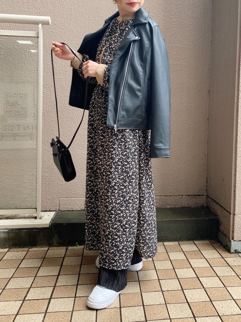 「ライダース、ブラック、低身長、レザージャケット、花柄ワンピース、はるコーデ、きれいめカジュアル」｜「ELENCARE DUEの・ELENCARE DUE Wﾗｲﾀﾞｰｽﾌﾞﾙｿﾞﾝ＊（ブルゾン、ブラック系）」を使った、みさん（レディース・150cm）の春コーディネートの1枚目の写真
