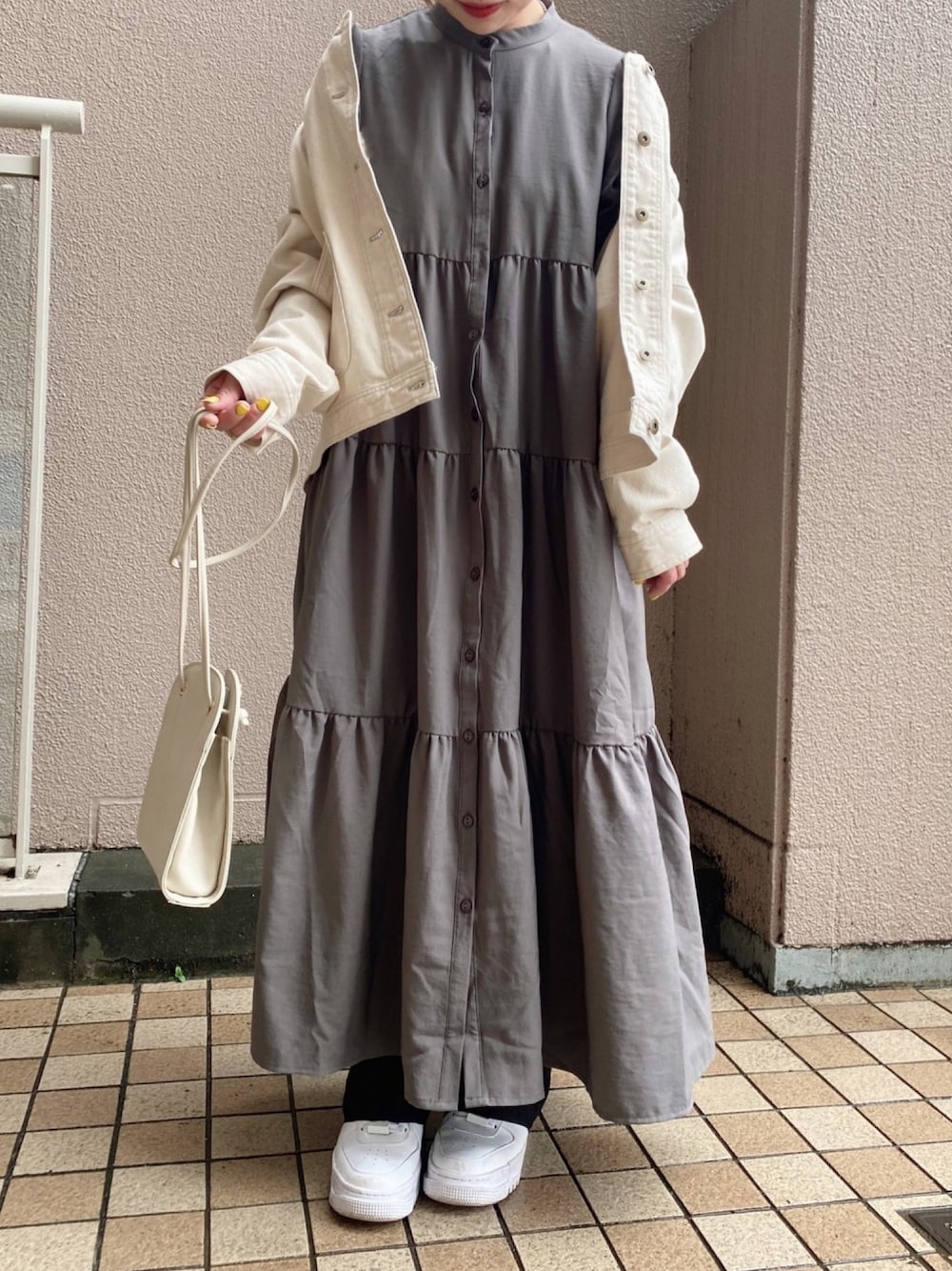 「カジュアルコーデ、春、オトナ女子、スニーカーコーデ、春アウター、低身長、ティアードワンピース」｜「Green　Parksのノーカラーカバーオールジャケット＊（ノーカラージャケット、ベージュ系）」を使った、みさん（レディース・150cm）の春コーディネートの1枚目の写真