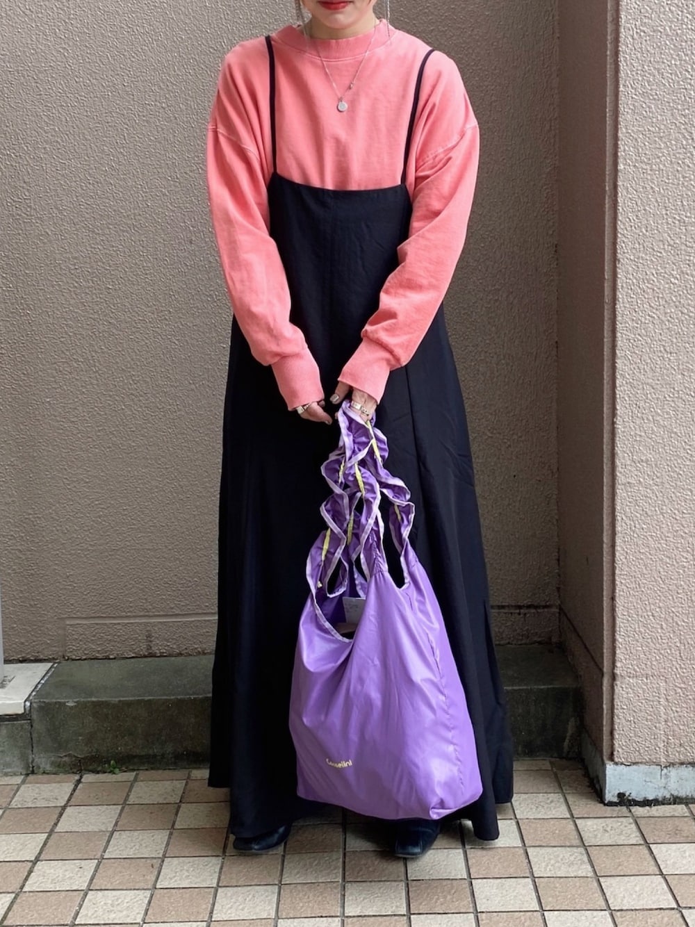 「キャミワンピ、オトナカジュアル、春、お花見、低身長、エコバッグ、ワンピース、個性派」｜「Green　Parksのピグメントサイドスリットチュニック＊（Tシャツ/カットソー、ピンク系）」を使った、みさん（レディース・150cm）の春コーディネートの1枚目の写真