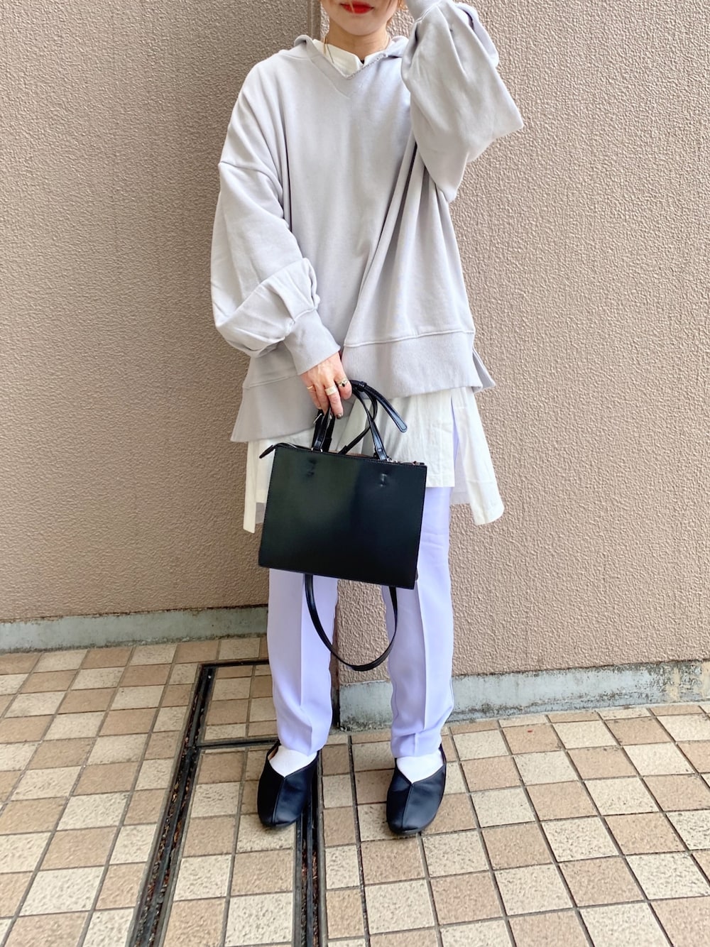 「パーカー、オーバーサイズ、グレー、パープル、レイヤードコーデ、チャイナシューズ、春コーデ、低身長、おしゃれさんと繋がりたい」｜「Green　Parksのゆるテーパードパンツ＊＊（その他パンツ、パープル系）」を使った、みさん（レディース・150cm）の春コーディネートの1枚目の写真
