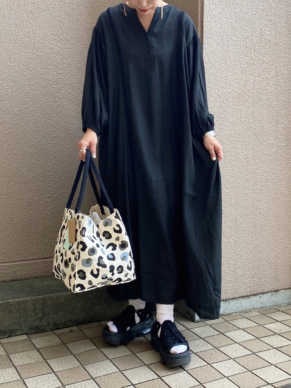 「春コーデ、ピクニック、くつした×サンダル、オールブラック、モノトーン、ママコーデ、ワンピース、おさんぽ」｜「Furryrateの・furry rate ハシゴレース＆ピンタックワンピ＊（ワンピース、ブラック系）」を使った、みさん（レディース・150cm）の春コーディネートの1枚目の写真