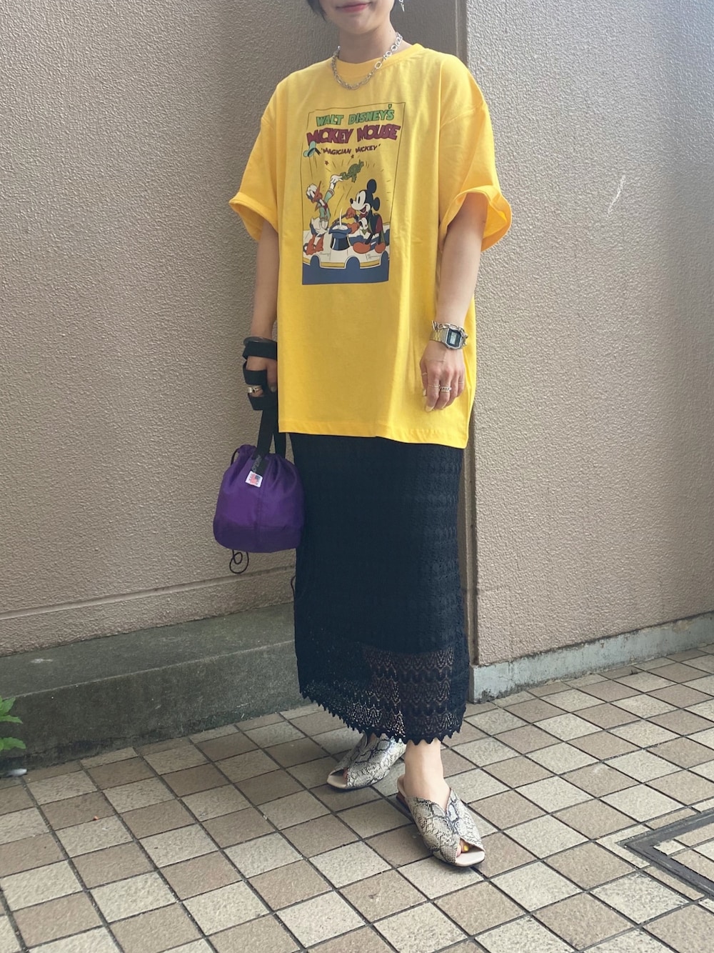 「ディズニー、ミッキーT、レーススカート、パイソン柄、低身長、大人カジュアル、大人コーデ、黄色」｜「Green　Parksのディズニー/ポスターTシャツ（Tシャツ/カットソー、イエロー系）」を使った、みさん（レディース・150cm）の春コーディネートの1枚目の写真
