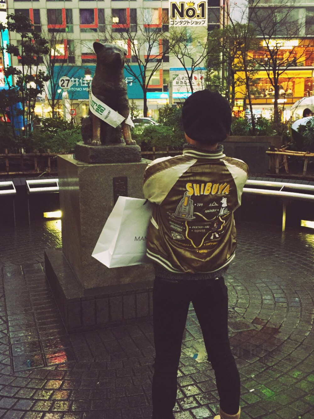 「スカジャン、VANQUISH、渋谷、shibuya、黒スキニー、ベレー帽、KANGOL」｜「KANGOLのアイテム（ハンチング/ベレー帽、ブラック系）」を使った、すけこうさん（メンズ・172cm）の春コーディネートの1枚目の写真