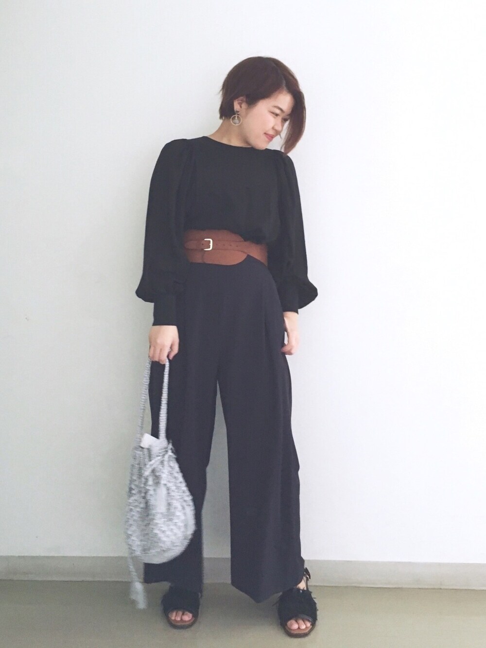 ブルー系のその他パンツ、シルバー系のバッグ、ブラック系のシャツ/ブラウスを着用したレディースの春コーディネートの1枚目の写真