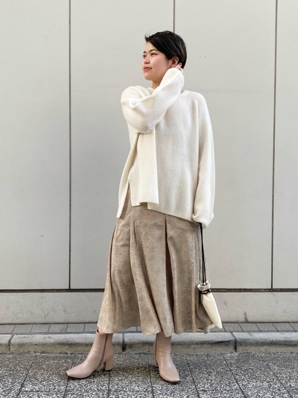 「大人カジュアル、休日スタイル、きれいめカジュアル、楽チンコーデ、ブーツ、シンプル、ゆるコーデ、ホワイトコーデ、リヴドロワ、RIVEDROITE」｜「RIVE DROITEの柔らかで優しい風合いが魅力　プレミアムホワイトウールニット　（長袖）（ニット/セーター、ホワイト系）」を使った、asuka.kさん（レディース・160cm）の冬コーディネートの1枚目の写真