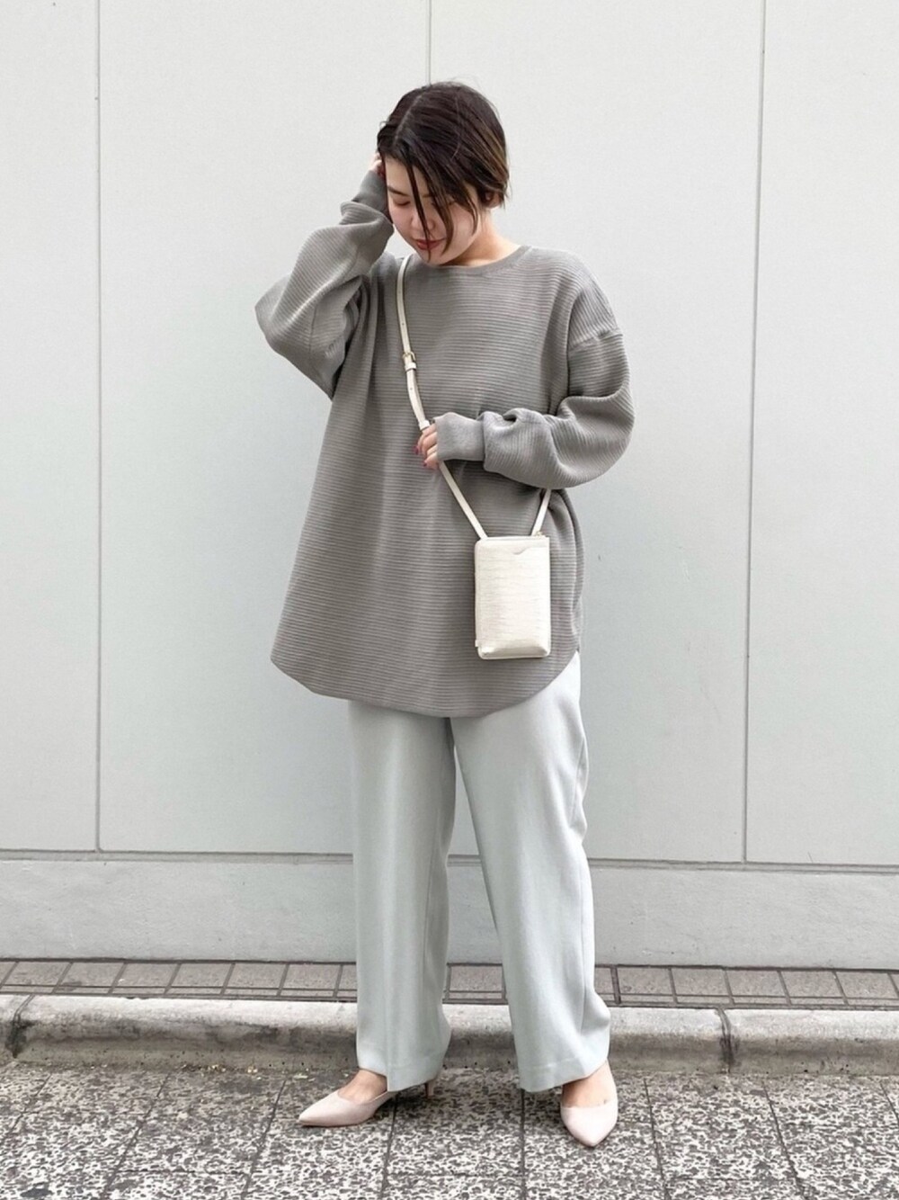 グリーン系のその他パンツ、グリーン系のニット/セーター、ピンク系のパンプスを着用したレディースの冬コーディネートの1枚目の写真