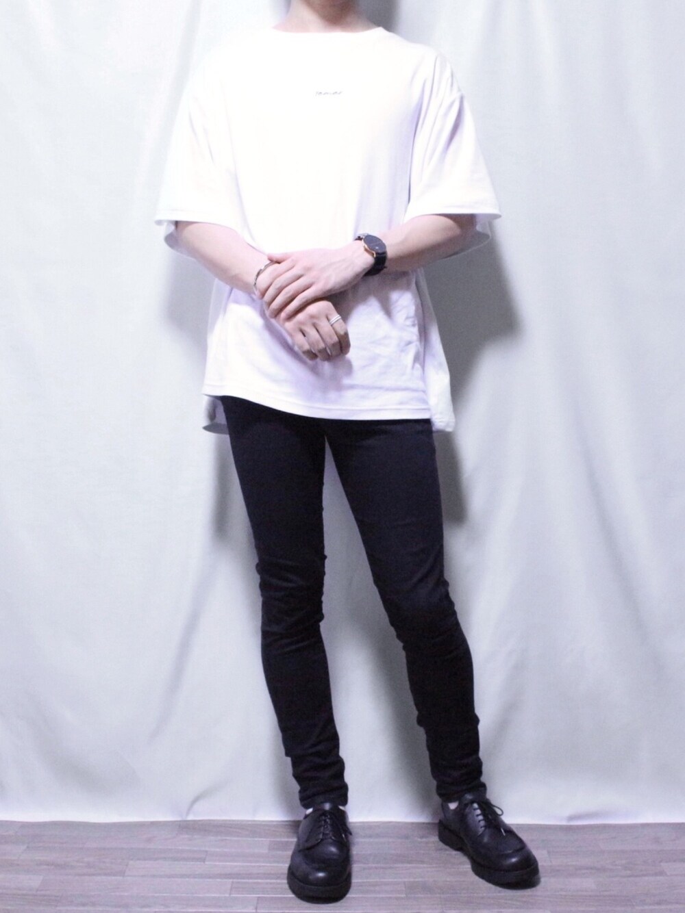 ホワイト系のTシャツ/カットソー、ブラック系のその他パンツ、ブラック系のドレスシューズを着用したメンズの夏コーディネートの1枚目の写真
