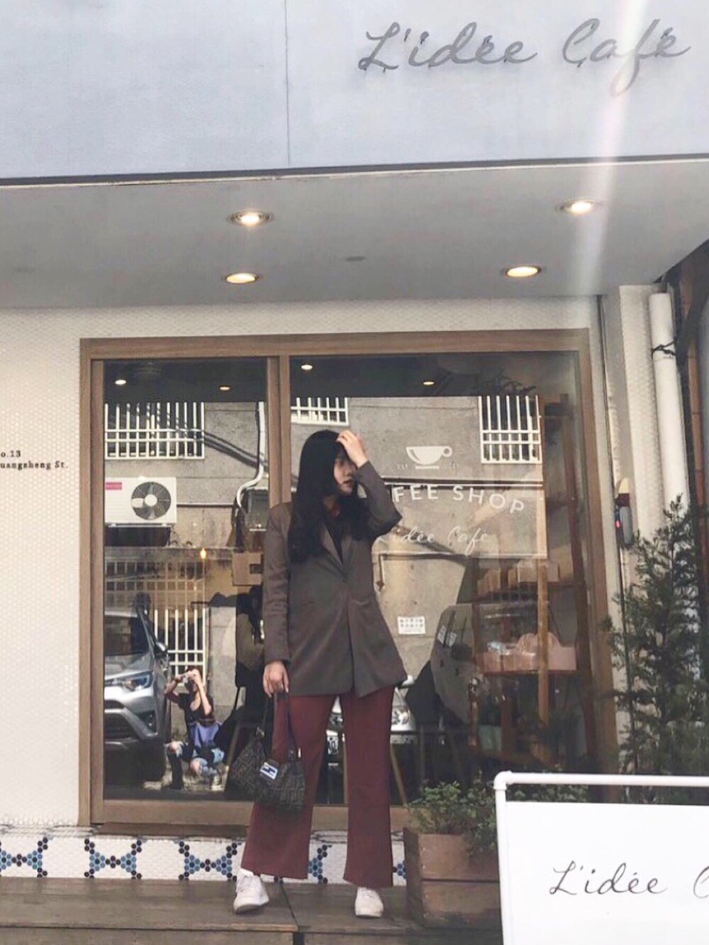 「cafe」｜「FENDIのアイテム（ハンドバッグ、ブラウン系）」を使った、Hsuanさん（レディース・163cm）の秋コーディネートの1枚目の写真