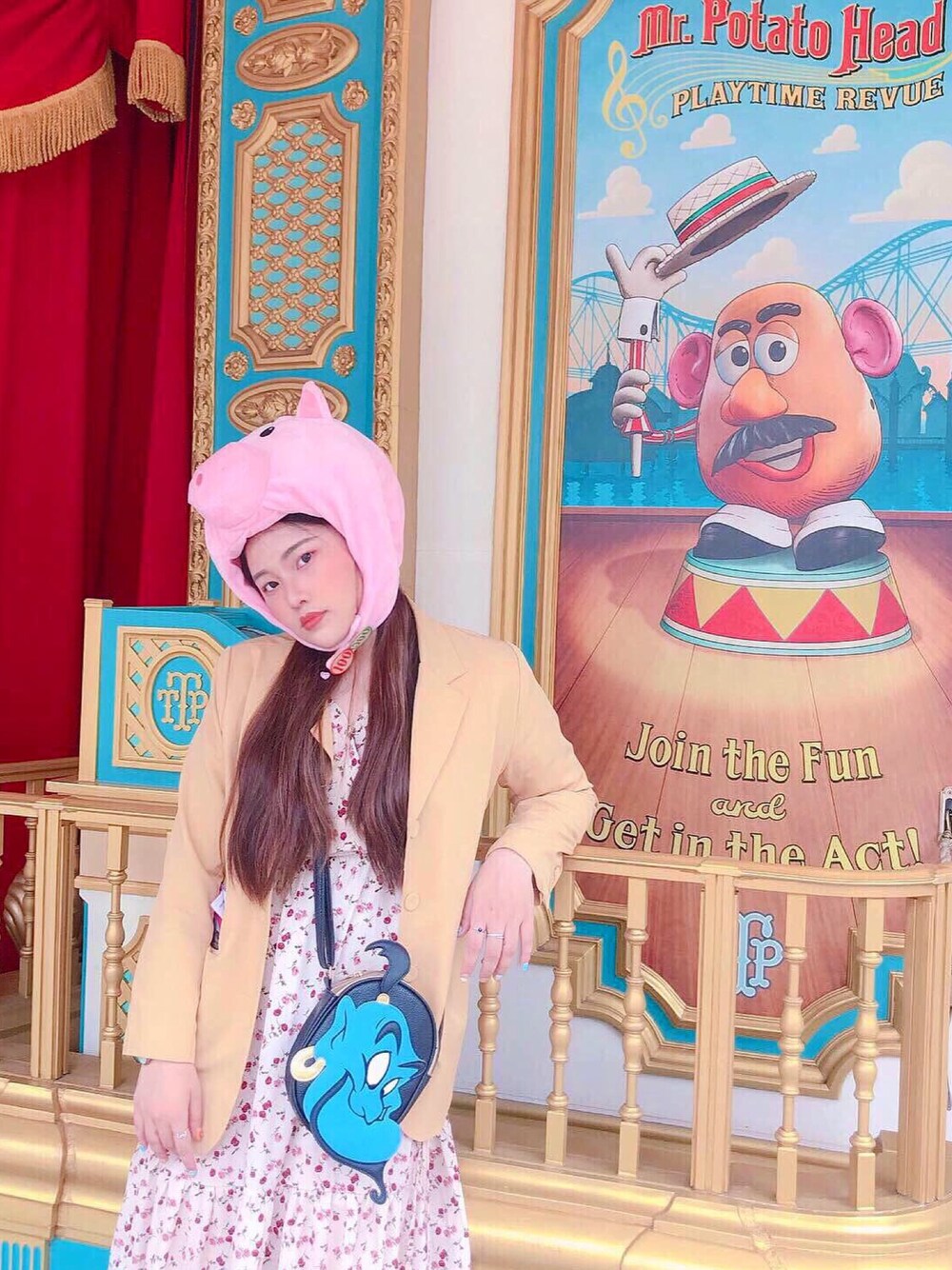 「Disneyland」｜「Disneyのアイテム（ショルダーバッグ、ブルー系）」を使った、Hsuanさん（レディース・163cm）の秋コーディネートの1枚目の写真