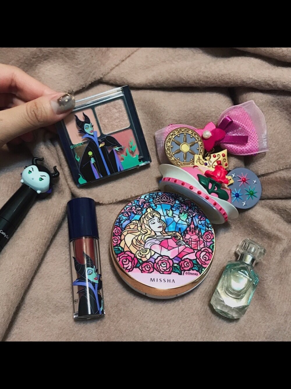「disney」｜「etude houseのアイテム（ファンデーション、その他）」を使った、Hsuanさん（レディース・163cm）の秋コーディネートの1枚目の写真