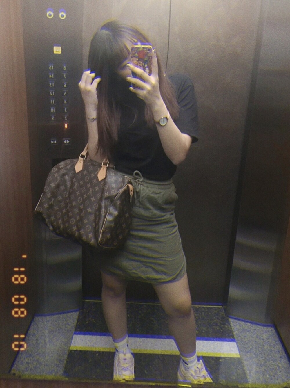 「elevator selfie」｜「GAPのアイテム（Tシャツ/カットソー、ブラック系）」を使った、Hsuanさん（レディース・163cm）の秋コーディネートの1枚目の写真