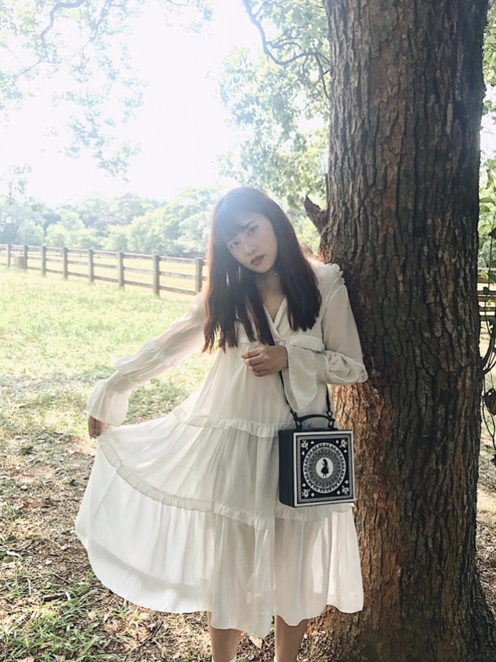 「CHARLES & KEITHのアイテム（ショルダーバッグ、ブラック系）」を使った、Hsuanさん（レディース・163cm）の秋コーディネートの1枚目の写真